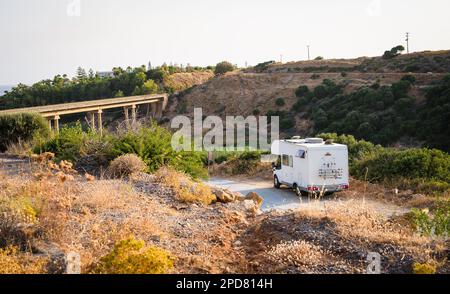 Camper parcheggiato di fronte al ponte Geropotamos spiaggia, Creta, Grecia. Camper o camper parcheggiati nella natura sopra la spiaggia di Geropotamos a Rethymno, Foto Stock