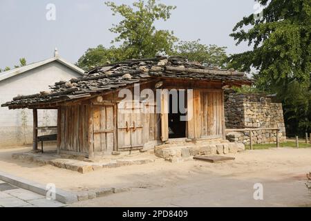 Tradizionale edificio in legno di vecchia Corea sul terreno del Museo Nazionale del Folklore di Corea a Seoul, Corea del Sud Foto Stock