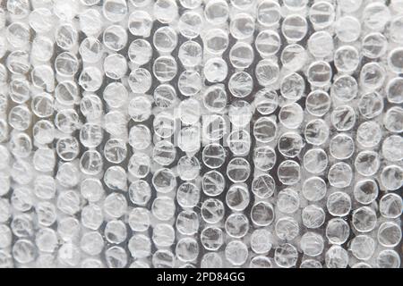 L'involucro a bolle d'aria in cellophane protegge il prodotto da danni e umidità, è un'eccellente protezione durante la consegna delle merci. Sfondo Foto Stock