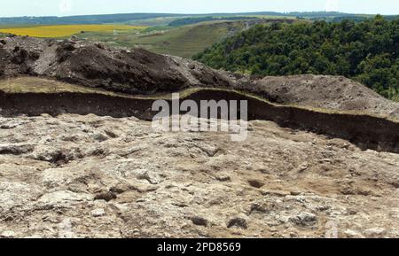 Gli archeologi scavarono su una buca in collina per cercare manufatti e reperti storici. Opere archeologiche Foto Stock