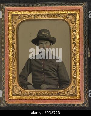 Soldato non identificato in uniforme di artiglieria dell'Unione e cappello di alveare con piuma di struzzo. Liljenquist Famiglia Collezione di fotografie della Guerra civile , FAmbrotype / Tintype fotografia serie di archiviazione , pp/liljunion. Stati Uniti, Esercito, persone, 1860-1870, soldati, Unione, 1860-1870, uniformi militari, Unione, 1860-1870, Stati Uniti, Storia, Guerra civile, 1861-1865, personale militare, Unione. Foto Stock