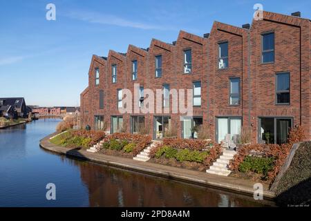 Nuovi e moderni edifici residenziali lungo il canale nel quartiere di Vathorst in Amersfoort. Foto Stock