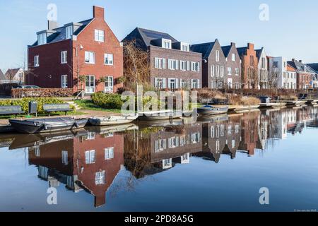 Nuovi e moderni edifici residenziali lungo il canale nel quartiere di Vathorst in Amersfoort. Foto Stock