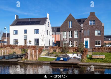 Nuovi e moderni edifici residenziali lungo il canale nel quartiere di Vathorst in Amersfoort. Foto Stock