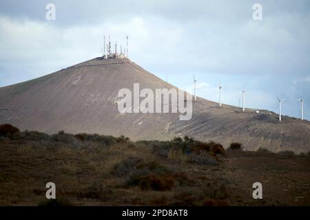montana mina monte mina telecomunicazioni radio e tv di proprietà di csd lanzarote e montana mina Windfarm Lanzarote, Isole Canarie, Spagna Foto Stock