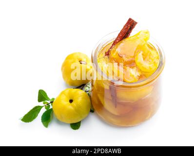 Marmellata di mele cotogne fatta in casa in vasetti di vetro e mela fresca con foglie isolate su bianco Foto Stock