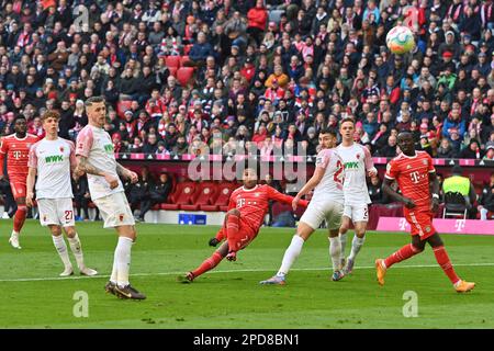 Goalchance Serge GNABRY (FC Bayern Monaco), azione, tiro, scena nella zona di penalità. Calcio 1st Bundesliga stagione 2022/2023, 24th matchday, matchday24, FC Bayern Monaco - FC Augusta 5-3 il 03/11/2023, ALLIANZAREN A. ? Foto Stock