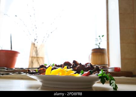 Ingredienti di carne di capra per la preparazione del satay in esposizione in una finestra del ristorante. Foto di alta qualità Foto Stock