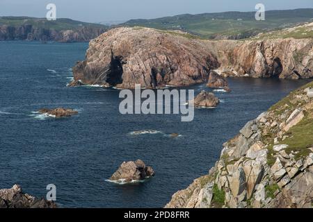 Le scogliere rosse di Rubha an Taroin, Lewis, Isola di Lewis, Ebridi, Ebridi esterne, Western Isles, Scozia, Regno Unito Foto Stock