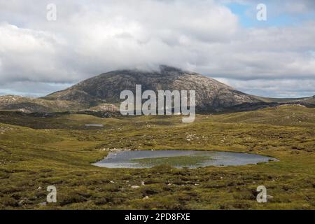 Lochan nelle Highlands scozzesi, Brinneabhal, Lewis, Isola di Lewis, Ebridi, Ebridi esterne, Western Isles, Scozia, Regno Unito, Gran Bretagna Foto Stock