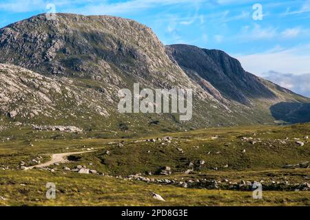 Superstrada nelle Highlands rocciose dell'Isola di Lewis, Ebridi, Ebridi esterne, Western Isles, Scozia, Regno Unito, Gran Bretagna Foto Stock