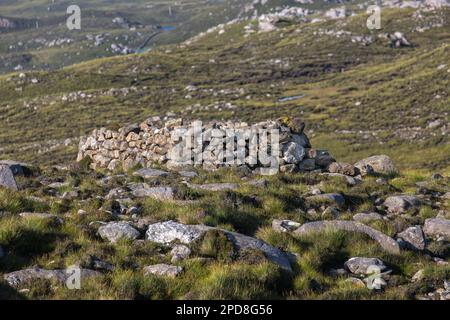 Muri di pietra di un vecchio edificio in rovina a Rocky Bogland, Lewis, Isola di Lewis, Ebridi, Ebridi esterne, Western Isles, Scozia, Regno Unito Foto Stock