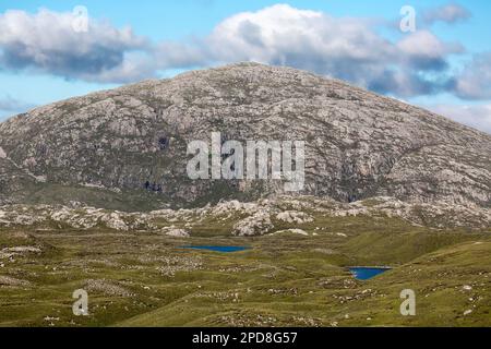 Mountain and Lake View, Brinneabhal, Lewis, Isola di Lewis, Ebridi, Ebridi esterne, Western Isles, Scozia, Regno Unito, Gran Bretagna Foto Stock