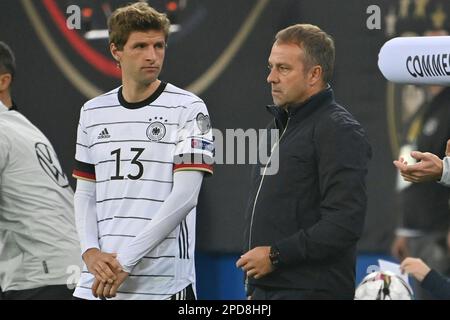 Amburgo, Germania. 12th Mar, 2023. Il coach nazionale Hans Dieter Hansi FLICK (GER) sarà senza Thomas Mueller nei prossimi due giochi internazionali. FOTO DI ARCHIVIO; il coach federale Hans Dieter Hansi FLICK (GER) con Thomas MUELLER (GER) prima di essere sostituito. Calcio Laenderspiel, Coppa del mondo Qualification Group J matchday 7, Germania (GER) - Romania (ROM) 2-1, il 8th ottobre 2021 ad Amburgo, Volksparkstadion Credit: dpa/Alamy Live News Foto Stock