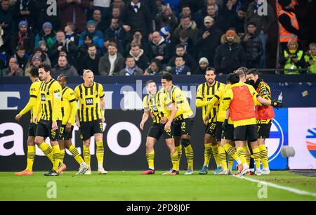 Jubilation FARE dopo l'obiettivo di 1:2 da goalschuetze Raphael GUERREIRO (DO/ witte), da sinistra a destra Mats HUMMELS (DO), Jamie BYNOE-GITTENS (DO), Marius WOLF (DO), Raphael GUERREIRO (DO), Jude BELLINGHAM (DO), Emre CAN (DO), Soccer 1st Bundesliga, 24th matchday, FC Schalke 04 (GE) - Borussia Dortmund (DO) 2: 2, il 11th marzo 2023 a Gelsenkirchen/Germania. Le normative #DFL vietano qualsiasi uso di fotografie come sequenze di immagini e/o quasi-video # Foto Stock