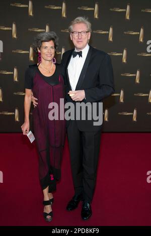 FOTO ARCHIVIO: Theo KOLL avrà 65 anni il 19 marzo 2023, Theo KOLL, moderatore, con Franziska zu FABER-CASTELL, figura intera, corpo intero, ritaglio, immagine singola, Single motif, red carpet, Red Carpet Show, presentazione del premio televisivo tedesco Premio televisivo tedesco 2013 a Colonia, trasmesso il 4th ottobre 2013, registrato il 2nd ottobre 2013. Â Foto Stock