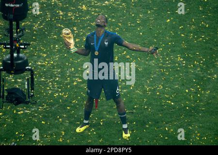 FOTO D'ARCHIVIO: Paul POGBA avrà 30 anni il 15 marzo 2023, Paul POGBA (fra) giubilerà con Pokal, Cup, WM-Pokal, Trofaee, Trophä e, Ehrung, cerimonia di premiazione, giubilo, allegria, Gioia, grazie, festeggia, figura intera, Francia (fra) - Croazia (CRO) 4: 2, finale, gioco 64, il 15 luglio 2018 a Mosca; Coppa del mondo di Calcio 2018 in Russia dal 14,06. 07/15/2018. Â Foto Stock