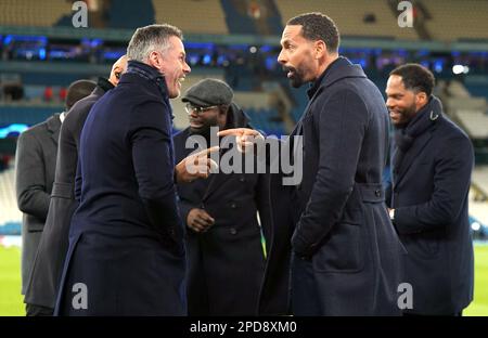 L'ex giocatore del Liverpool Jamie Carragher (a sinistra) e l'ex giocatore del Manchester United Rio Ferdinand in discussione prima del round della UEFA Champions League di sedici partite di seconda tappa all'Etihad Stadium, Manchester. Data immagine: Martedì 14 marzo 2023. Foto Stock