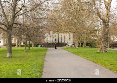 Regno Unito, Londra - 05 aprile 2019: Un vicolo a Greenwich Park. Uno dei Parchi reali di Londra. Foto Stock