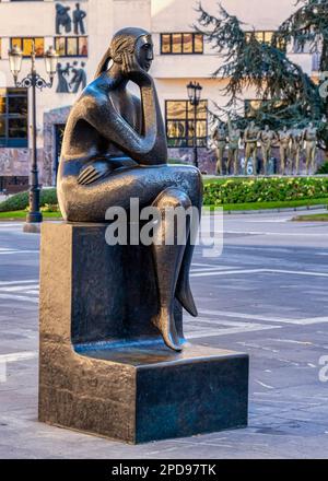 Oviedo, Asturie, Spagna: Scultura chiamata la Pensadora (il Pensadora) Foto Stock