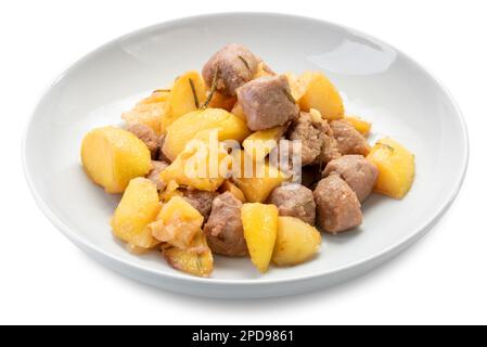 Stufato di carne con patate al forno in piatto bianco isolato su bianco con percorso di ritaglio incluso Foto Stock