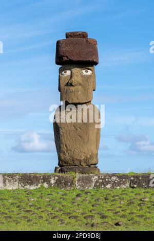 Il moai di AHU Ko te Riku con copricapo e occhi sull'Isola di Pasqua (Rapa Nui), Cile. Foto Stock