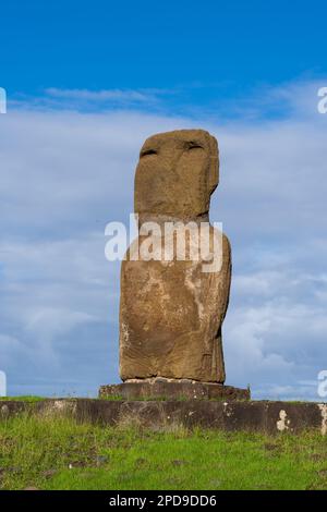 Moai di AHU ature Huki a Anakena Beach sull'Isola di Pasqua, Cile. Foto Stock