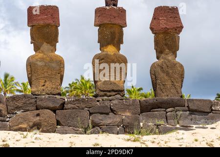 Vista posteriore di 3 moai su AHU Nau Nau che mostra il dettaglio delle incisioni sul retro, Isola di Pasqua, Cile. Foto Stock