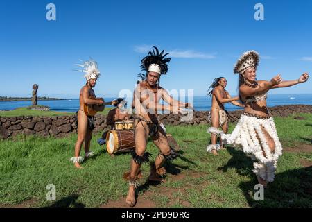 Isola di Pasqua, Cile - 6 marzo 2023: Spettacolo di danza dell'Isola di Pasqua con artisti locali vicino al complesso AHU Tahai, Isola di Pasqua (Rapa Nui), Cile. Foto Stock