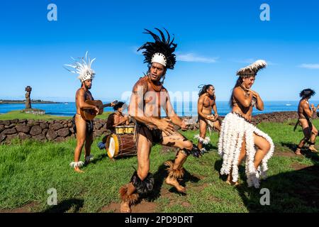 Isola di Pasqua, Cile - 6 marzo 2023: Spettacolo di danza dell'Isola di Pasqua con artisti locali vicino al complesso AHU Tahai, Isola di Pasqua (Rapa Nui), Cile. Foto Stock