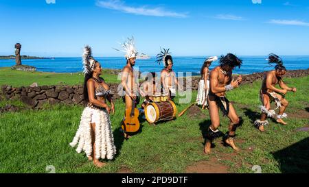 Isola di Pasqua, Cile - 6 marzo 2023: Spettacolo di danza dell'Isola di Pasqua con artisti locali vicino al complesso AHU Tahai, Isola di Pasqua (Rapa Nui), Cile. Foto Stock