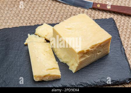 Collezione di formaggi inglesi, primo piano di formaggio cheddar affumicato stagionato inglese Foto Stock