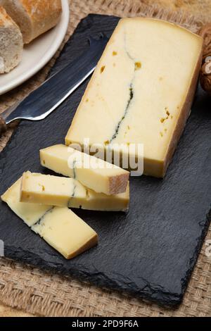 Collezione di formaggi, francese Morbier semi-morbido formaggio di vacca con stampo nero strato primo piano Foto Stock