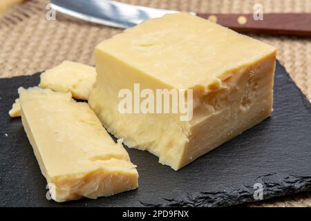 Collezione di formaggi inglesi, primo piano di formaggio cheddar affumicato stagionato inglese Foto Stock