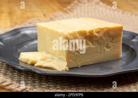 Collezione di formaggi inglesi, primo piano di formaggio cheddar affumicato stagionato inglese Foto Stock