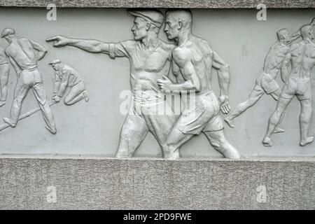 Dettagli architettonici a tema sportivo all'Hotel Dinamo 1930s di Baku Foto Stock