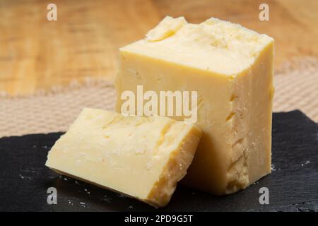 Collezione di formaggi inglesi, primo piano di formaggio cheddar affumicato stagionato inglese Foto Stock