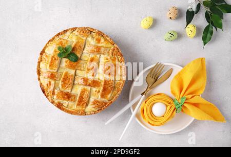 Colazione di Pasqua in Italia con torta da Napoli e torta napoletana della Pastiera, vista dall'alto Foto Stock