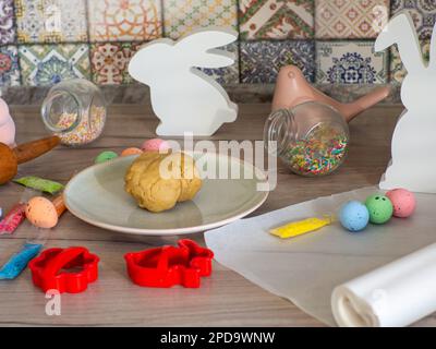 Donne mani primo piano impastare lo zenzero e figurine intagliate Foto Stock