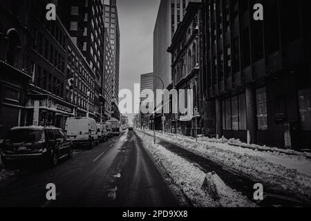 hollis Street innevata una mattina presto d'inverno con la piazza dei fondatori e l'edificio joseph howe su ogni lato della strada Foto Stock