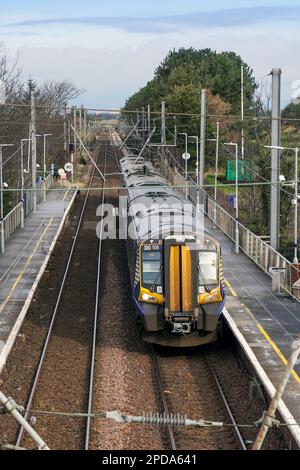 Il treno elettrico Scotrail, Desiro Classe 380, un treno elettrico per passeggeri a più unità fabbricato da Siemens Mobility, costruito in Germania, si è fermato a Ba Foto Stock