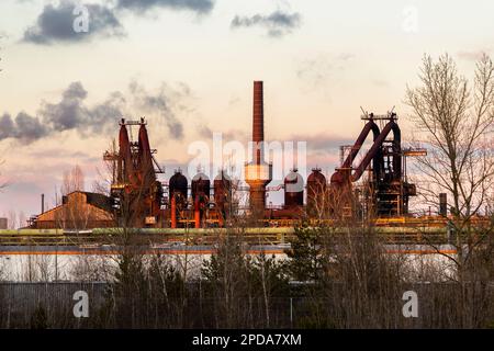 Ironworks a Eisenhüttenstadt (ex Stalinstadt). La città progettata non ha guglie della chiesa. L'altoforno è una delle strutture più alte. Come luogo centrale di lavoro, gli assi visivi e le strade principali sono stati allineati alla acciaieria durante la pianificazione nei primi anni '1950s. L'ex acciaieria EKO (Eisenhütten Kombinat Ost) di ArcelorMittal a Eisenhüttenstadt, Germania Foto Stock