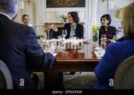 Il ministro degli Esteri belga, Hadja Lahbib, è stato raffigurato durante un pranzo per discutere dei diritti delle donne in Afghanistan, nella residenza dell'ambasciatore belga a Washington, D.C. a Washington DC, martedì 14 marzo 2023. FOTO DI BELGA SAMUEL CORUM Foto Stock