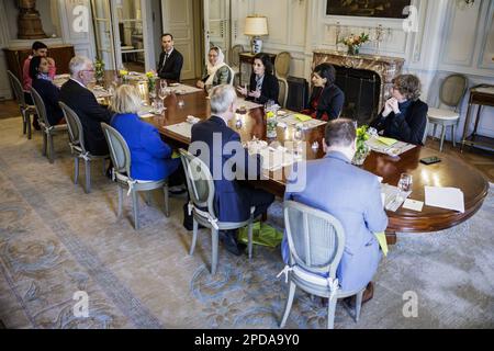 Il ministro degli Esteri belga, Hadja Lahbib, è stato raffigurato durante un pranzo per discutere dei diritti delle donne in Afghanistan, nella residenza dell'ambasciatore belga a Washington, D.C. a Washington DC, martedì 14 marzo 2023. FOTO DI BELGA SAMUEL CORUM Foto Stock