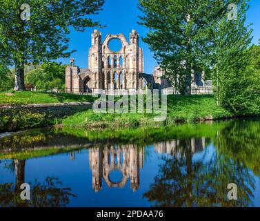 Vista della Cattedrale di Elgin in primavera riflessa nel fiume Lossie, Moray Firth, Scozia, Regno Unito Foto Stock