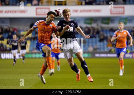 Zian Flemming di Millwall e ben Cabango di Swansea City in azione durante la partita del Campionato Sky Bet al Den di Millwall. Data immagine: Martedì 14 marzo 2023. Foto Stock