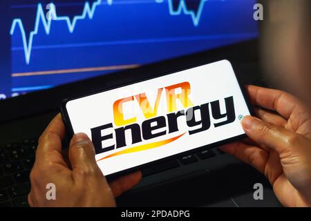 In questa immagine, il logo CVR Energy visualizzato sullo smartphone. Foto Stock