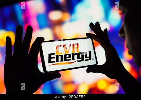 In questa immagine, il logo CVR Energy visualizzato sullo smartphone. Foto Stock