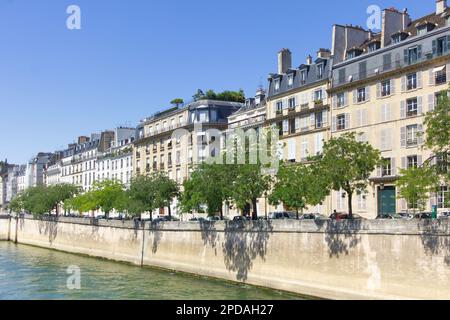 Paesaggio urbano in zona residenziale a Parigi lungo il fiume Senna Foto Stock