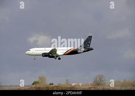 TITAN Airways, Airbus A320, G-POWM, sull'approccio finale alla pista 27 all'Aeroporto John Lennon di Liverpool, Liverpool, Merseyside, Inghilterra Foto Stock